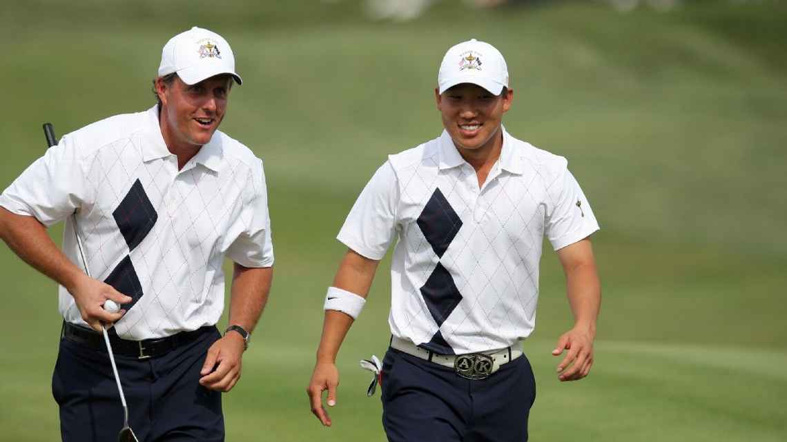 Phil Mickelson y Anthony Kim lucieron un look interesante el Día Uno de 2008.