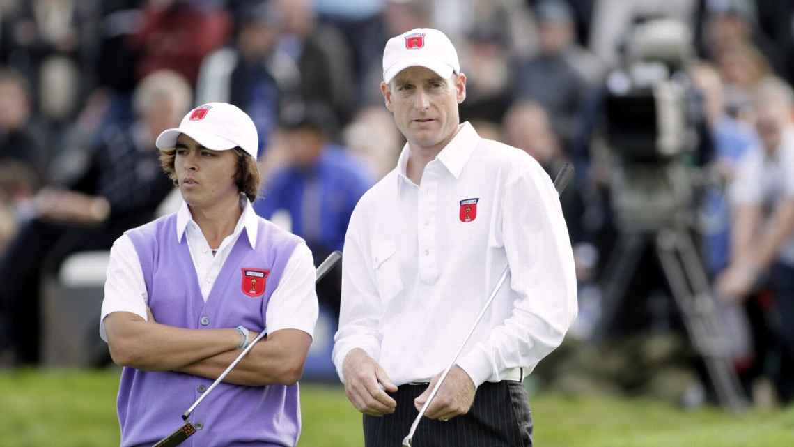 Rickie Fowler optó por el chaleco lavanda del Equipo de EE. UU. el Día Dos de la Ryder Cup de 2010.
