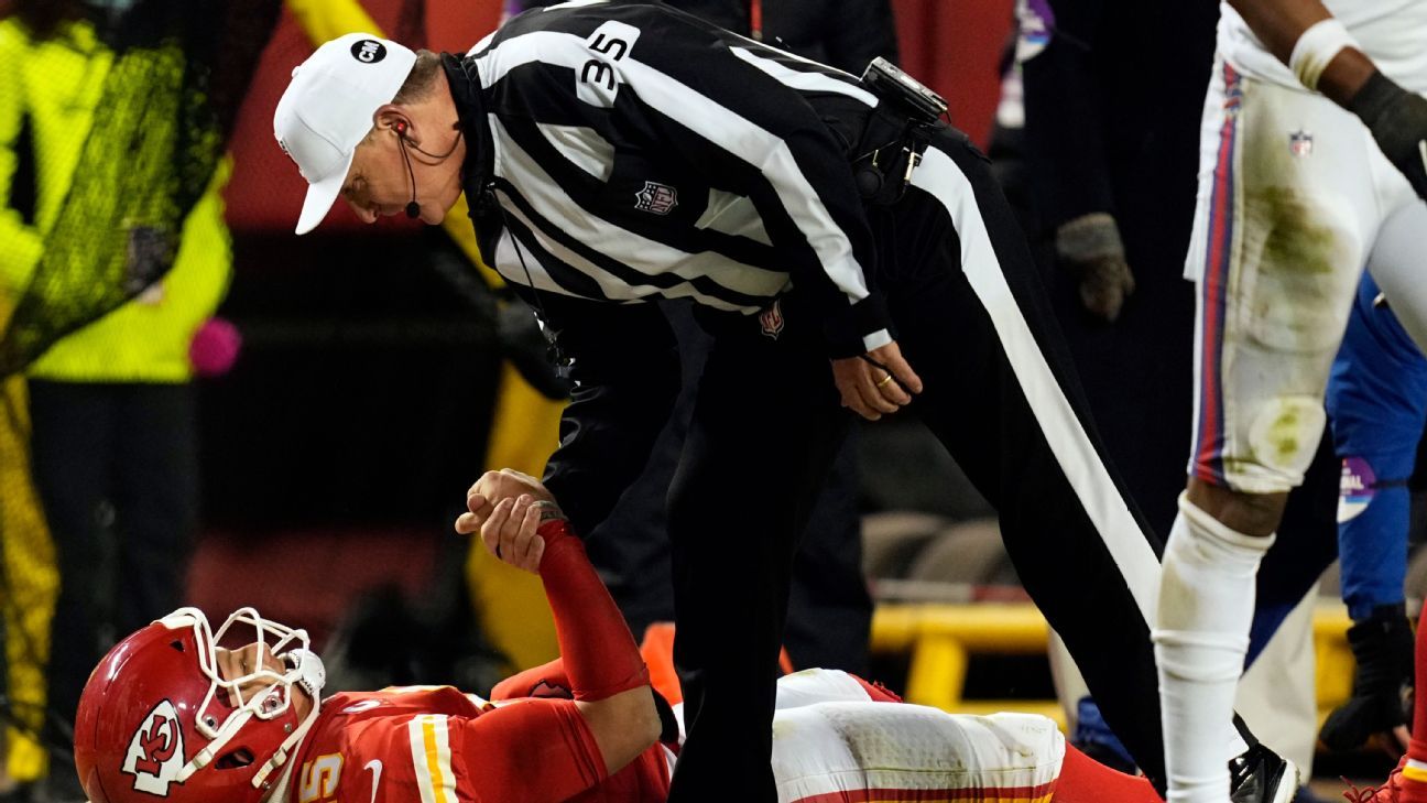 NFL: ¿Amistad o estrategia? QBs y árbitros, más allá del juego.
