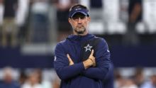 Roger Staubach surprises Brian Schottenheimer at news conference