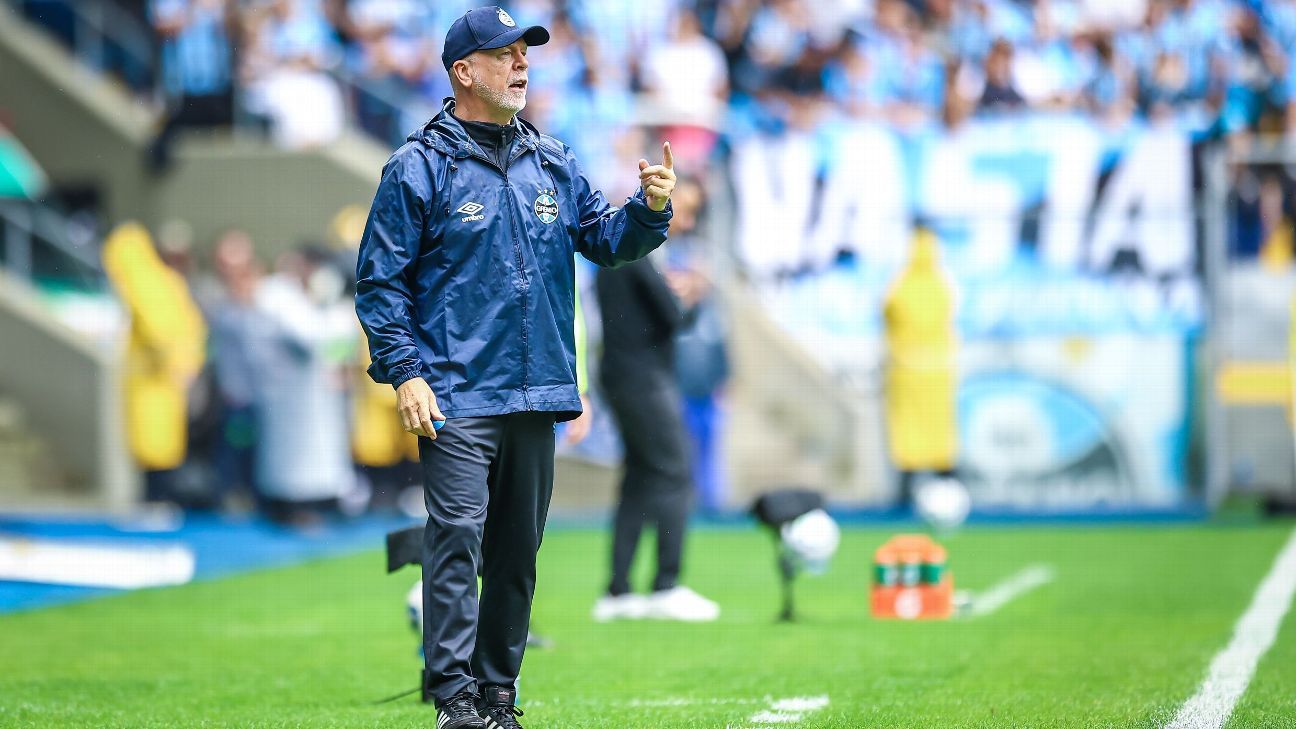 Mano Menezes se irrita com repórter após pergunta sobre demissão de Renato a auxiliar do Grêmio: 'Se é o da sua preferência...'