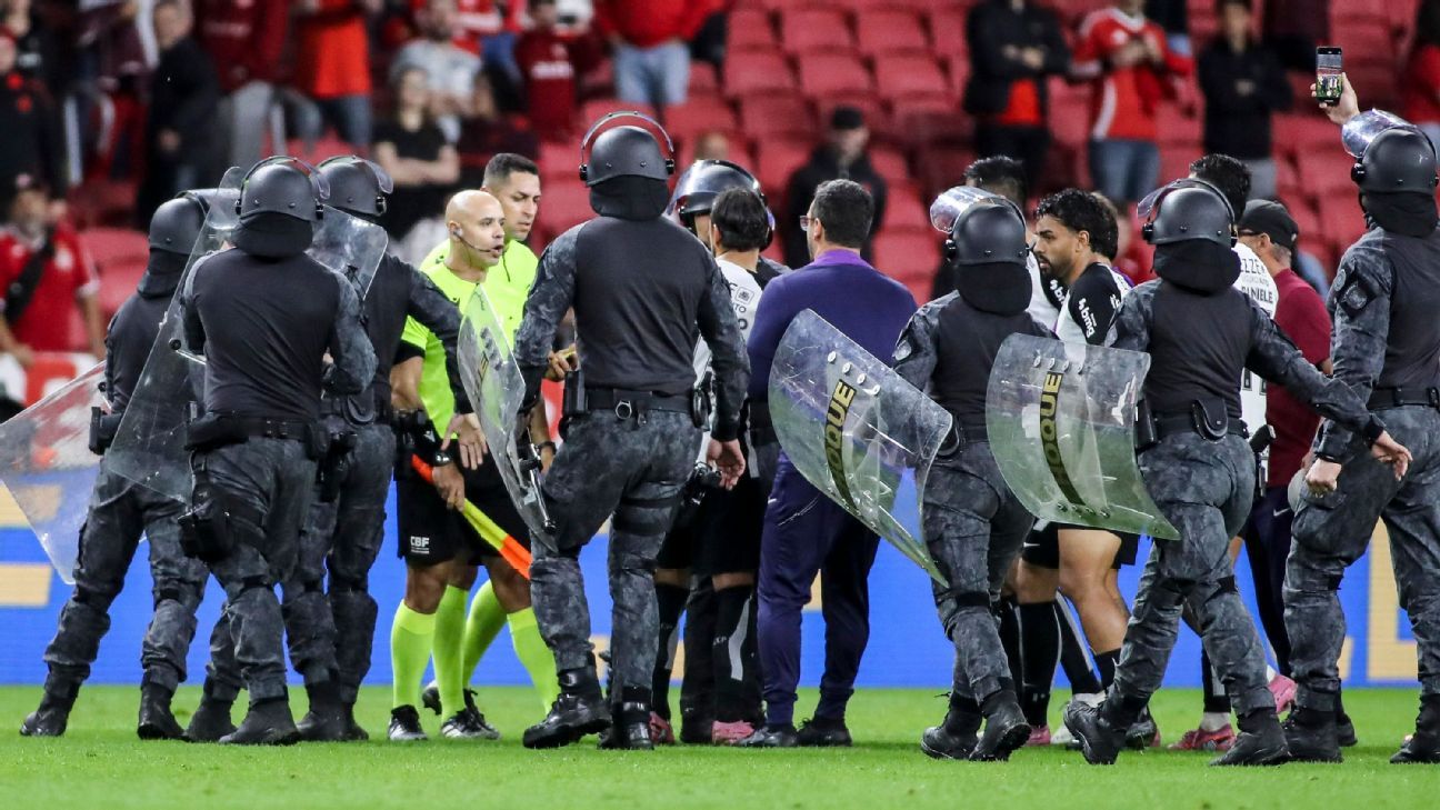 Pênalti de Inter x Corinthians gera debate intenso entre VAR e árbitro de campo: 'Cabine concorda com isso?'