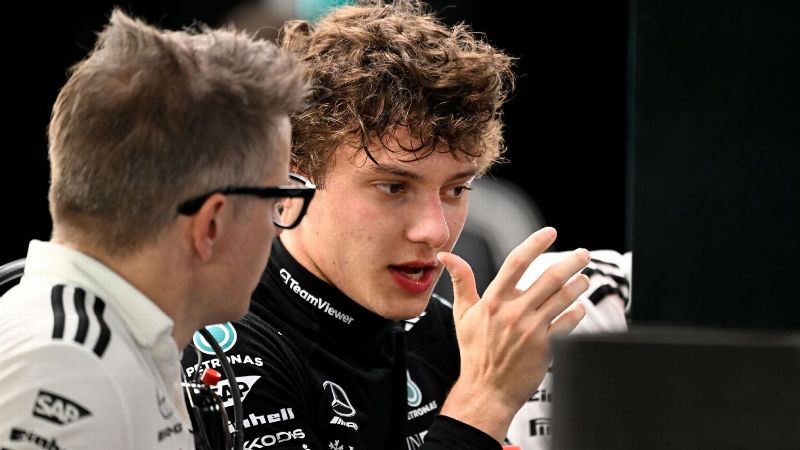 Andrea Kimi Antonelli with his race engineer Peter Bonnington at the Singapore Grand Prix.