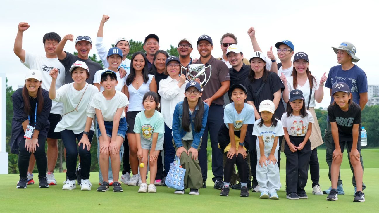 Xander Schauffele posa con su familia después de ganar el Baycurrent Classic.