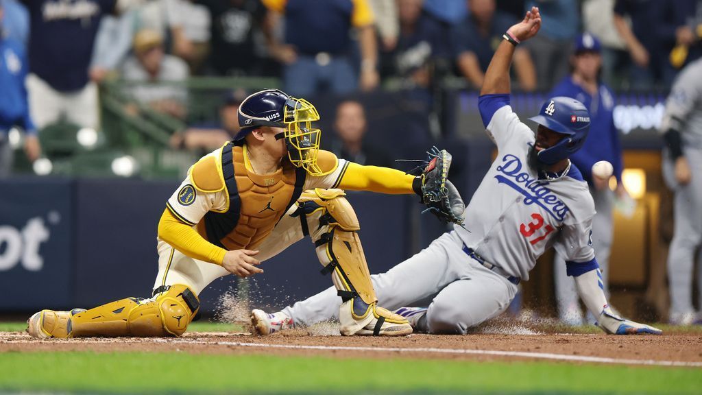 Dodgers' Hernandez admits mistake on double play