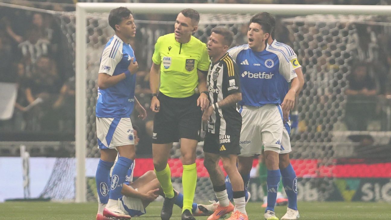 Árbitro de Atlético-MG x Cruzeiro erra cor do cartão três vezes e expulsa Kaio Jorge por gesto de roubo