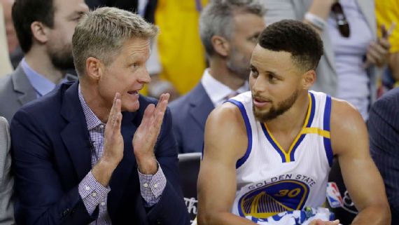 Steve Kerr y Stephen Curry durante un partido de los Warriors.