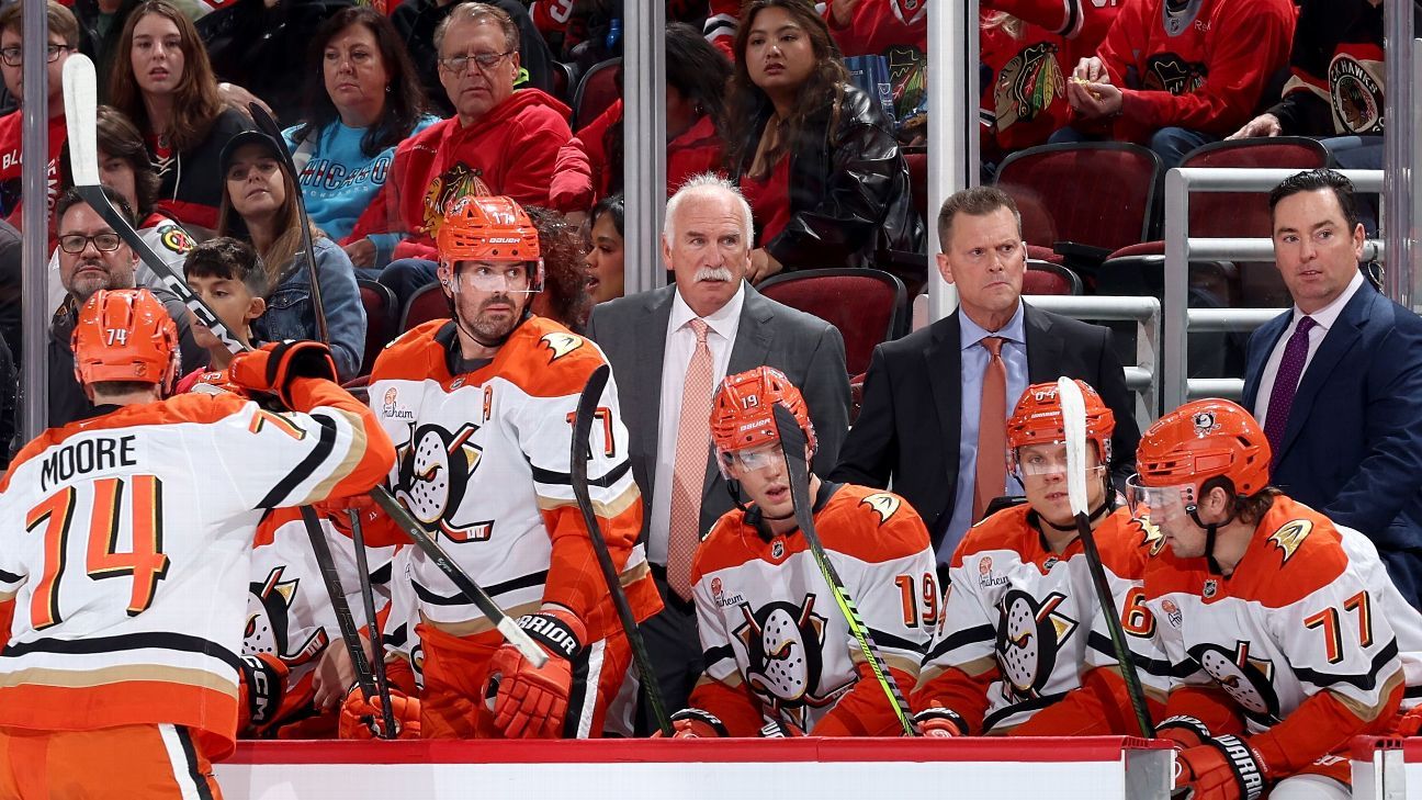 Quenneville back in Chicago for 1st time since ban