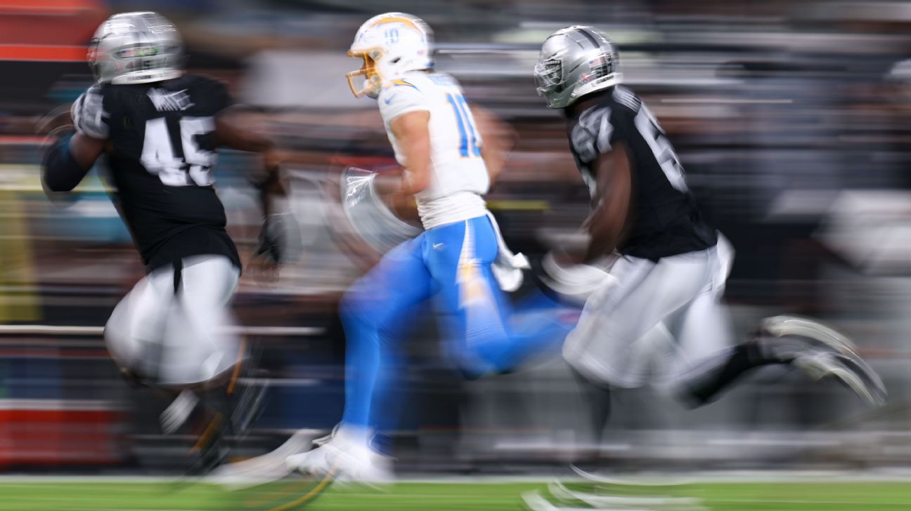 Herbert Runs More Than Ever: Forced to Run by the Offensive Line? 1 Justin Herbert corriendo con el balón