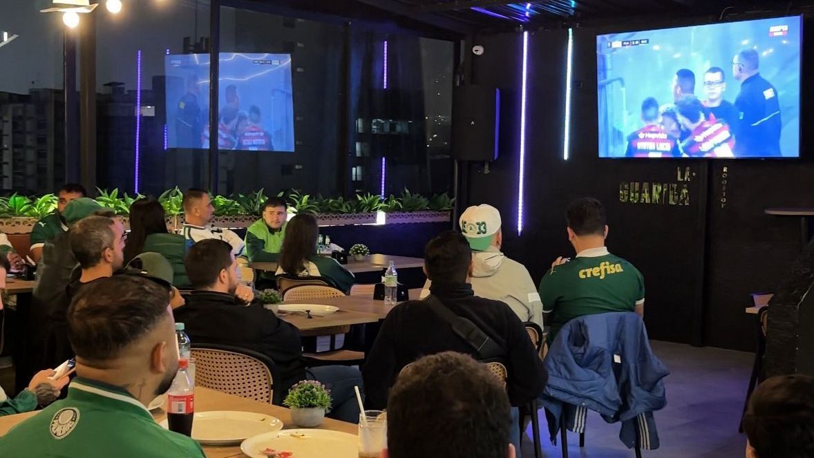 Palmeirenses se reúnem em bar em Quito e provocam Flamengo com 