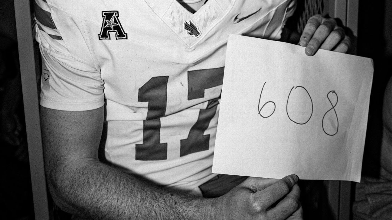 Shirtless fans, $500K kick: Week 9's CFB superlatives