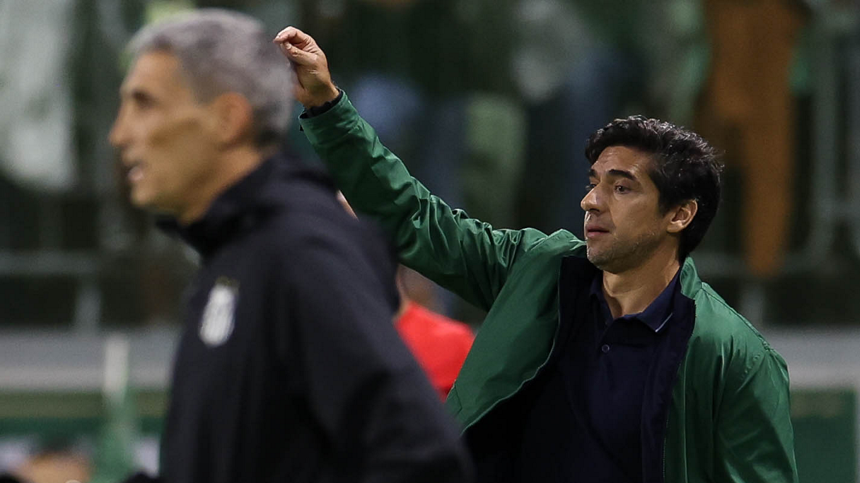 Abel Ferreira ironiza acusações de Crespo sobre dinheiro no Palmeiras: 
