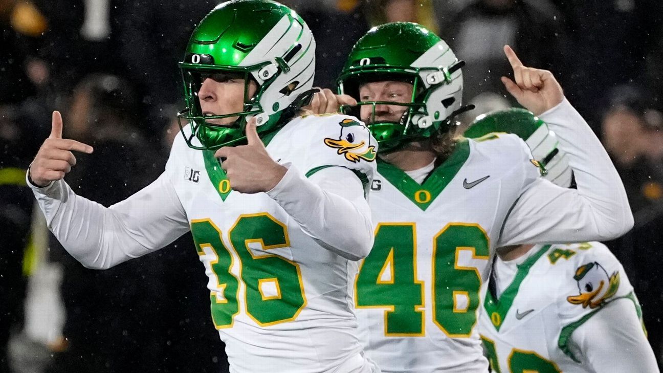 Ducks ignore 'outside noise,' improve CFP hopes