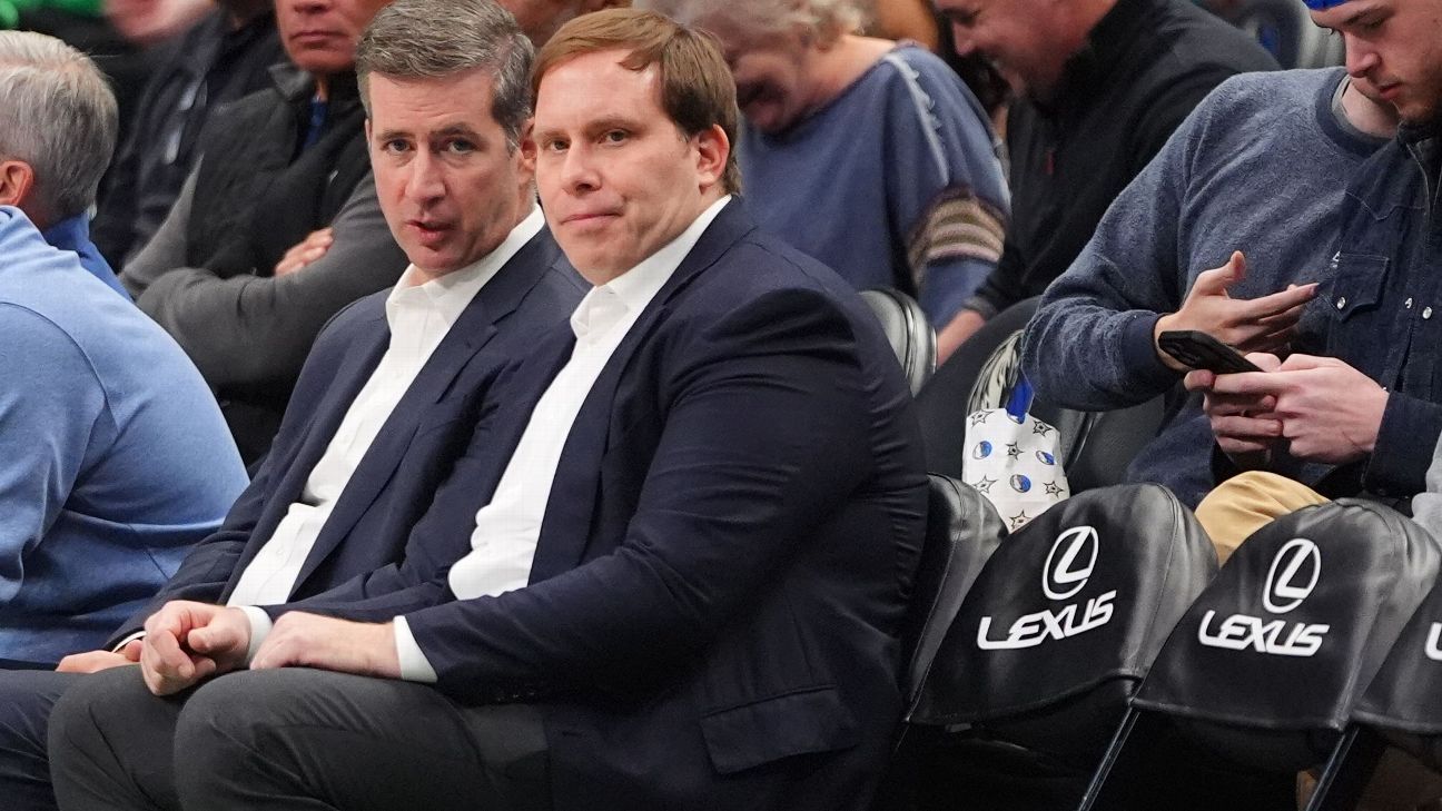 Aficionados piden "Fuera Nico" opacan noche histórica de Flagg en Mavericks