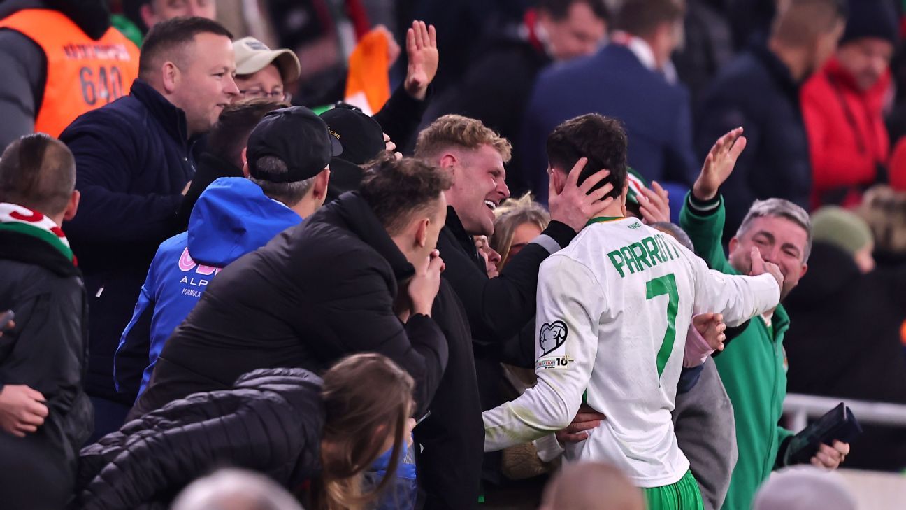 Parrott, Héroe Irlandés: Hat-Trick Clave y Playoff Mundialista 3 Troy Parrott celebrando con su familia