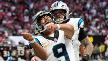 Young supera lesión de tobillo, fija récord de Panthers en victoria