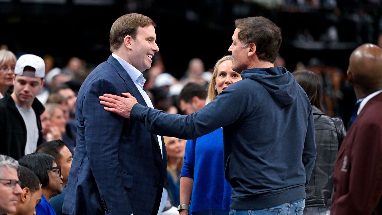 Mark Cuban vendió su participación mayoritaria en los Dallas Mavericks a las familias Adelson y Dumont, lideradas por Patrick Dumont, con una valoración de 3.500 millones de dólares en diciembre de 2023. Cuban conserva una participación del 27% en el equipo.