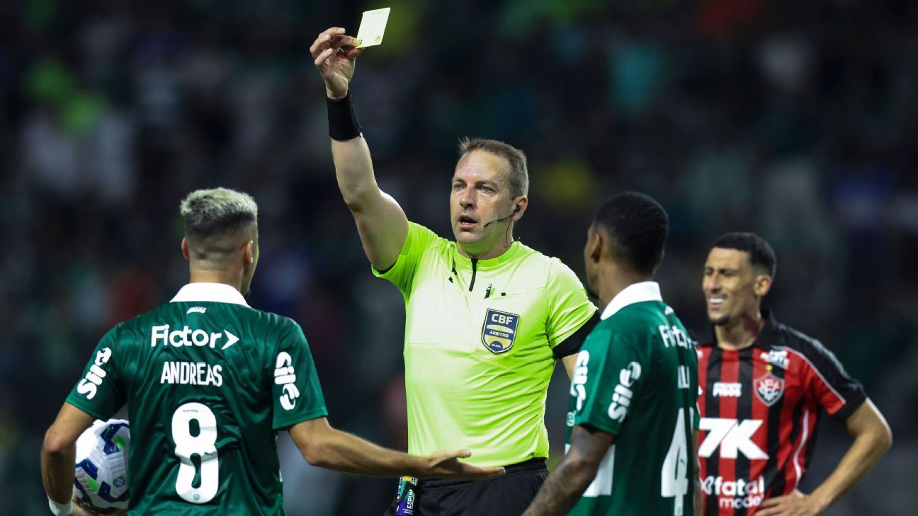 Súmula revela o que Andreas Pereira disse a árbitro para ser expulso após Palmeiras x Vitória; Abel detona: 'Ridículo'