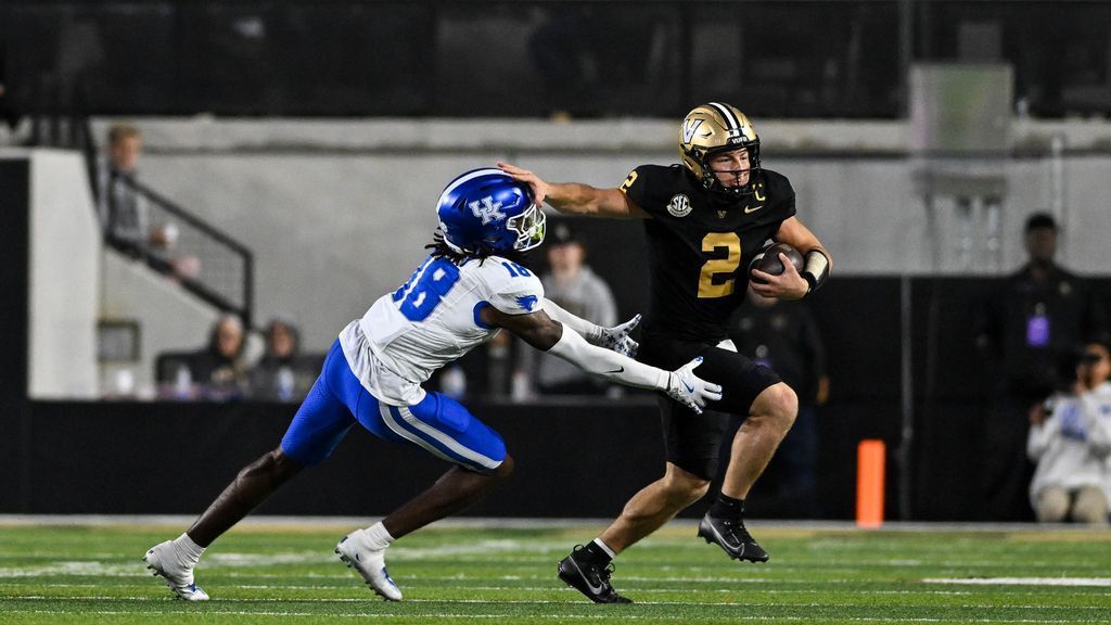 Pavia throws for 484 to keep Vanderbilt rolling