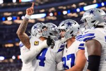Cowboys overcome 21-point deficit to defeat visiting Eagles