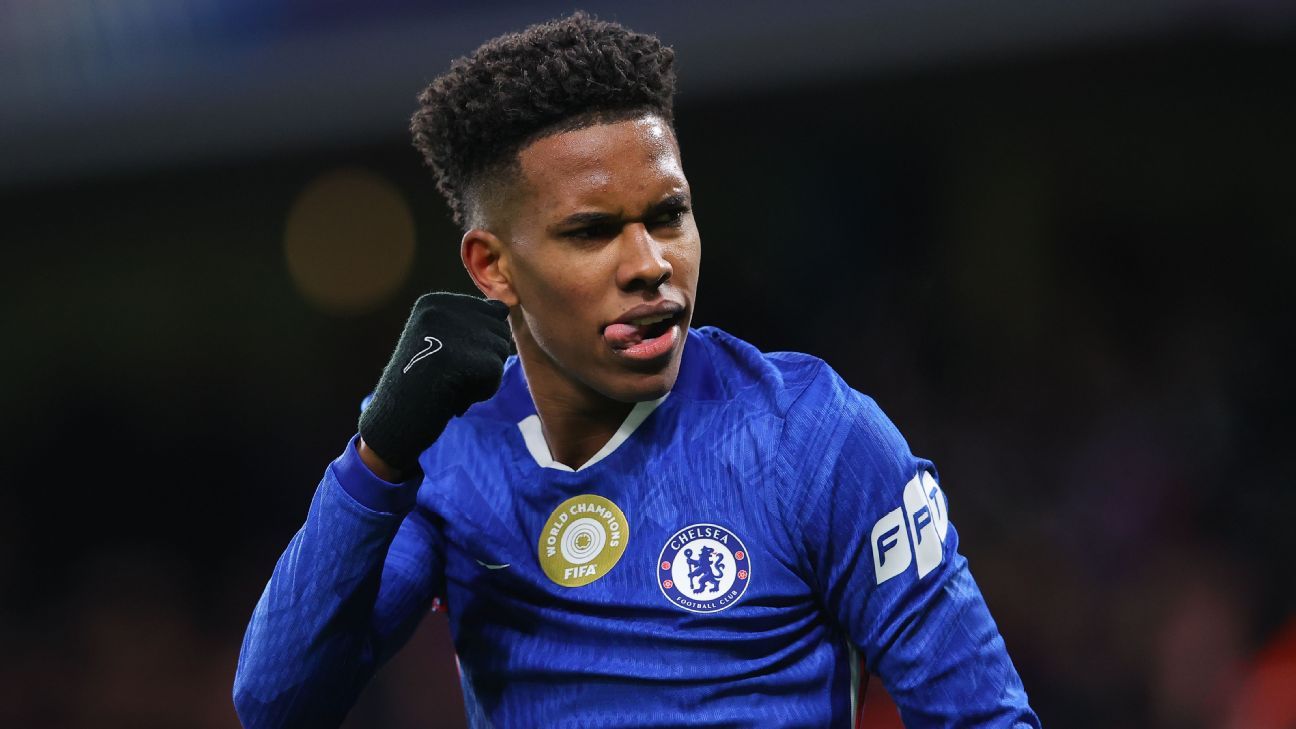 Estêvão diz que vive melhor momento da carreira após novo gol na Champions e fala em 'lua de mel' com torcida do Chelsea