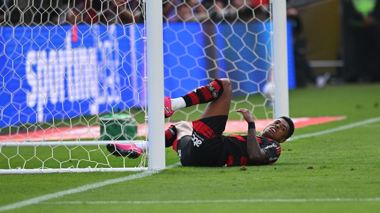 Arrascaeta e Bruno Henrique reescrevem história do Flamengo, enquanto Léo Pereira se aproxima de ídolos como Zico e Gabigol