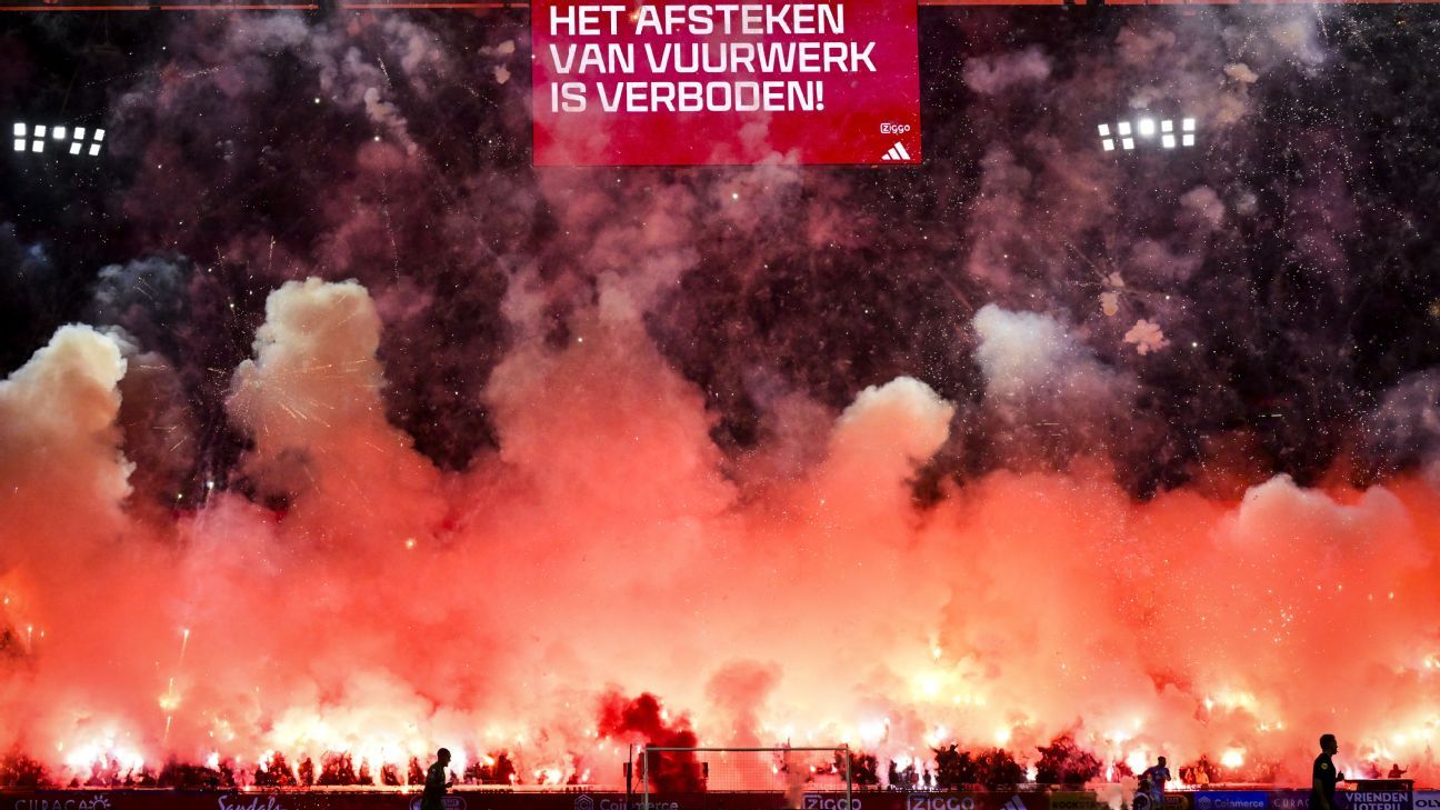 Jogo do Ajax é cancelado após 'show' de fogos de artificio em homenagem a torcedor falecido