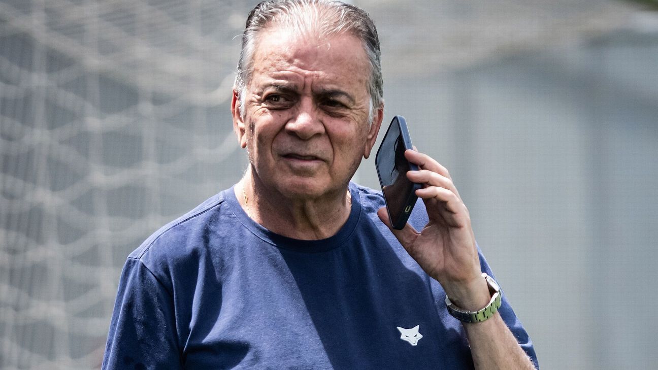 Cruzeiro anuncia mudanças no departamento de futebol com saída de Pelaipe.