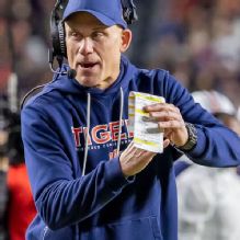 Alex Golesh, Auburn to keep defensive coordinator DJ Durkin