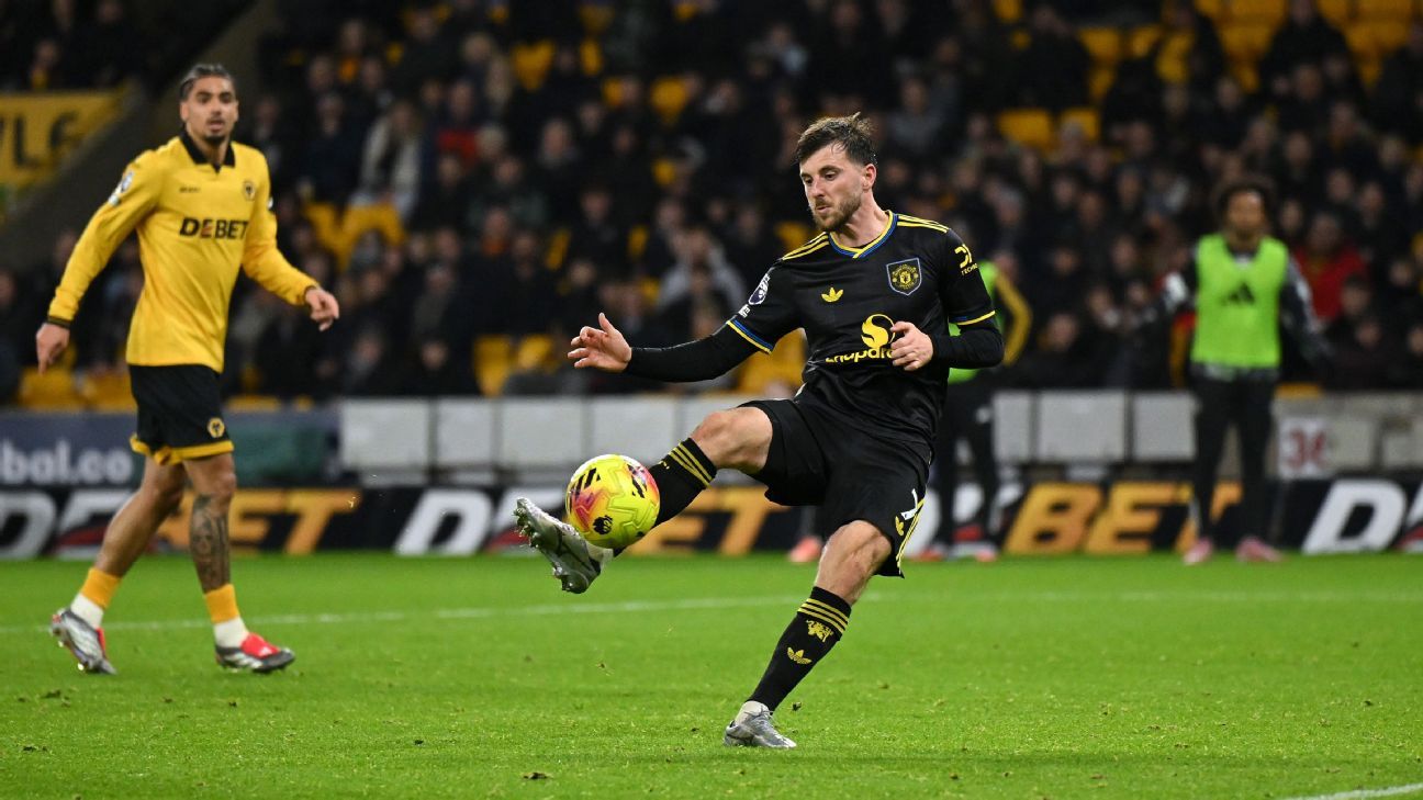 Wolves vs Man United 프리미어리그 경기 장면