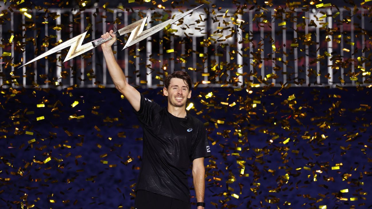 De Minaur celebra con el trofeo tras ganar la final contra Casper Ruud durante la UTS London Grand Final 2025.
