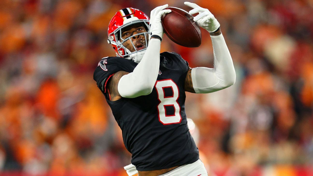 Kyle Pitts Sr. finished with 11 catches for 166 yards and 3 touchdowns in the Falcons' win.