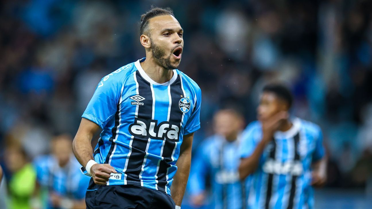 Divida milionária? Artilheiro notifica e cobra milhões do Grêmio após atraso de pagamento