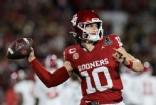 Oklahoma QB Mateer, LB Lewis to return for final season