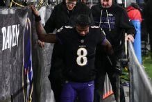 Ravens' Lamar Jackson exits SNF game vs. Pats with back injury