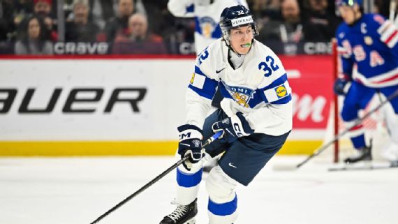 Emil Hemming playing hockey