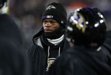 Ravens' Lamar Jackson (back) doesn't participate in Tue. walkthrough