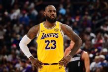 Slumping Lakers look for 'recalibration' after team meeting