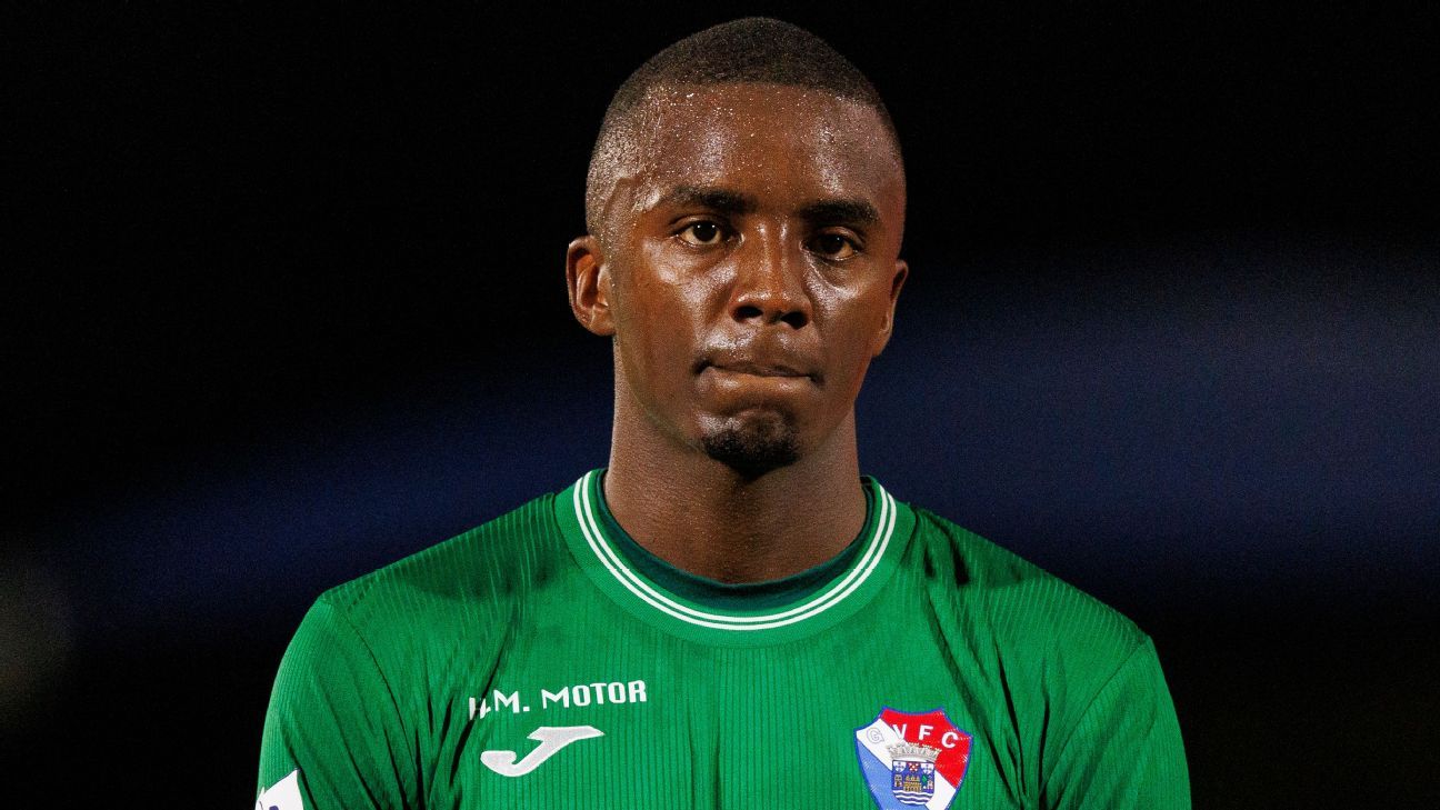 Goleiro cobiçado pelo Flamengo tem proposta de rival para assinar pré-contrato e retornar ao Brasil