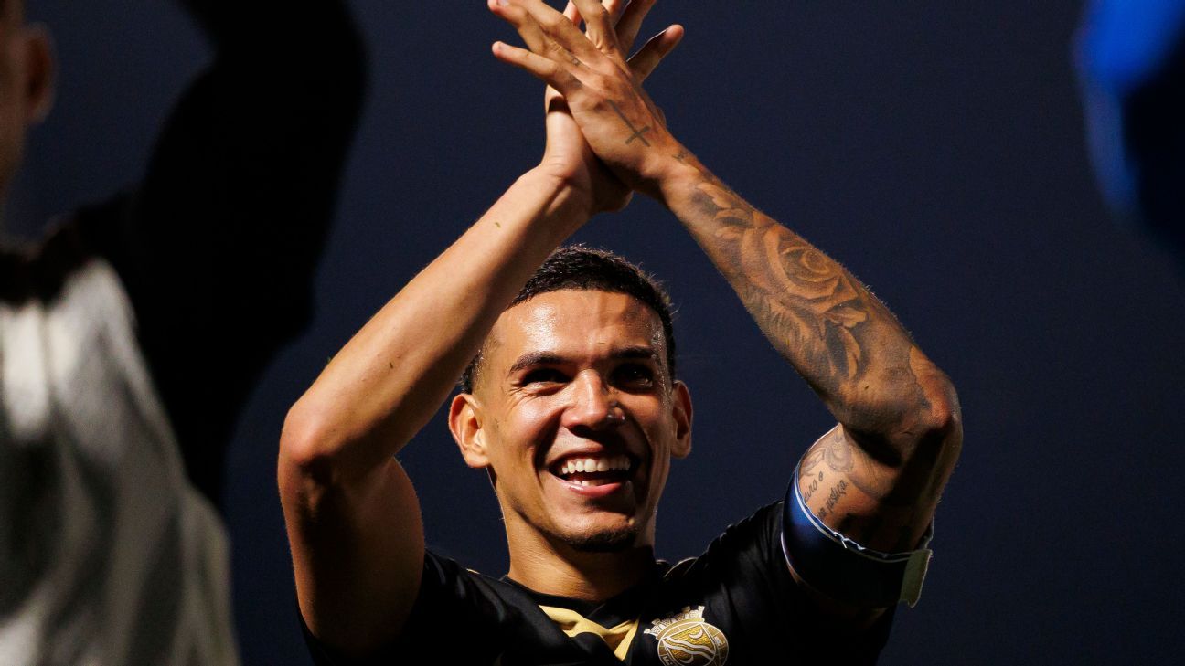 Zagueiros emprestados pelo Palmeiras em Portugal: um deles brilha, enquanto outro enfrenta crise