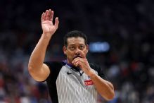 NBA ref Bill Kennedy exits 76ers-Magic with apparent leg injury