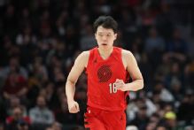 Blazers' Yang Hansen takes inadvertent knee to back of head