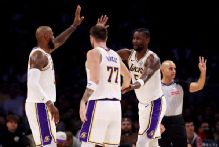Deandre Ayton's perfect night keys Lakers win over Raptors