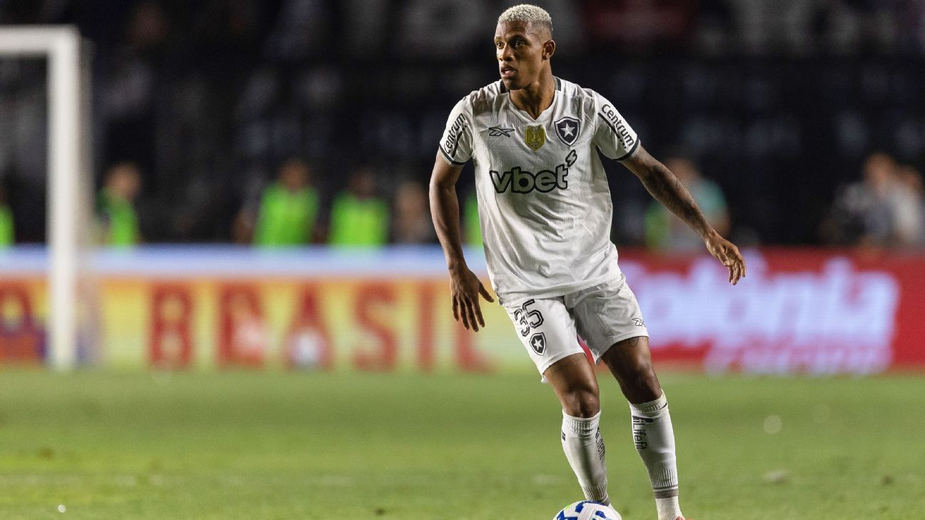 Flamengo reage no mercado e mira Danilo, ex-Palmeiras, em possível negociação com o Botafogo