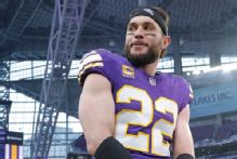 Vikings safety Smith agrees to deal, back for 15th season