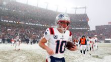 Who are the youngest NFL quarterbacks to start a Super Bowl?
