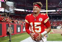 Chiefs' Patrick Mahomes on track to participate in first OTAs