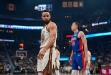 Warriors' Stephen Curry exits vs. Pistons with sore right knee