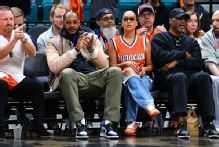 Carmelo Anthony appears unhappy with state of Syracuse hoops