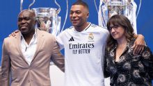 Mãe de Mbappé proíbe uso de celulares em clube que pertence à família do astro